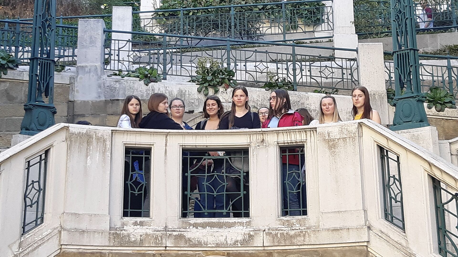 Teilnehmerinnen des Co-op Universität Wien Französisch MINT Kurses auf einer alten Brücke im Wiener Stadtpark