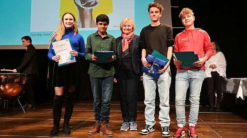 OStR Mag. Dr. Ulrike Moser mit den Gewinner*innen des Young At Art Talente OÖ Preises