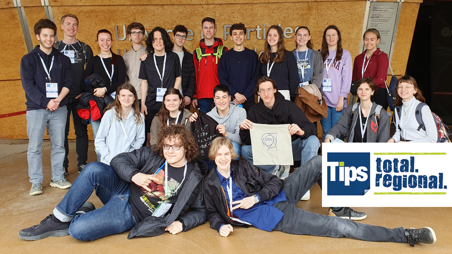 Teilnehmer*innen von Talente OÖ in der Eingangshalle am CERN Schweiz Teilchenbeschleuniger
