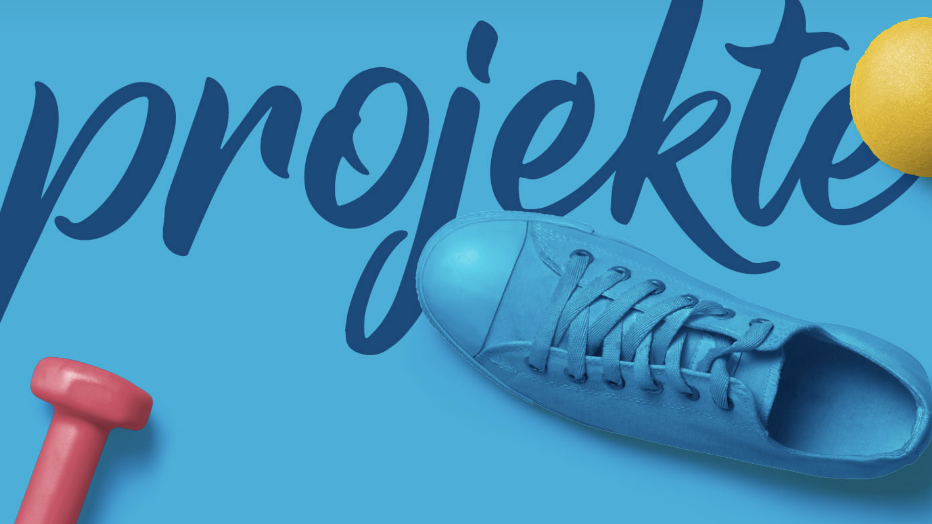 Text Projekte im Hintergrund, davor ein Schuh, ein Tennisball und eine Hantel