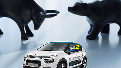 Peugeot vor einer Stier und einer Bärenfigur