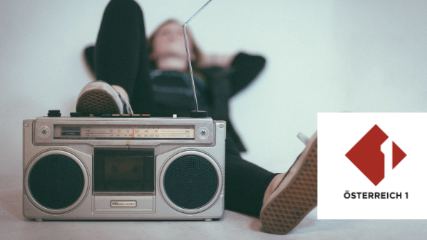 Logo Ö1, Fotos von einem Mädchen dass auf dem Rücken liegt und ein Bein auf einem alten Radio hat
