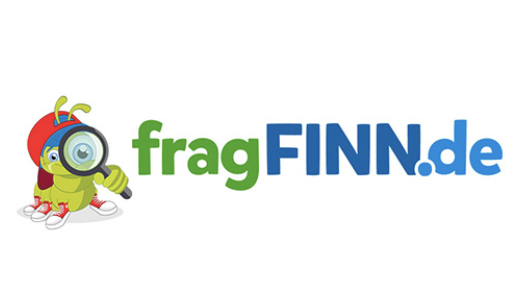 Raupe Finn mit einer Lupe und dem Schriftzug "FragFinn"